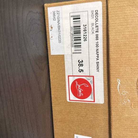 CHRISTIAN LOUBOUTIN
Black Patent Leather Pump ๐ ๐ฅ
NWT | EU 38.5 - Picture 15 of 15